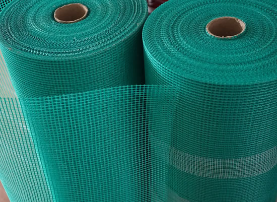 Erleben Sie die Stärke von AR Glass Fiber Mesh in der Architektur. Perfekt für alkalische Bedingungen, bietet es Alkalibeständigkeit, ideal für Zementstrukturen und Isolierung.