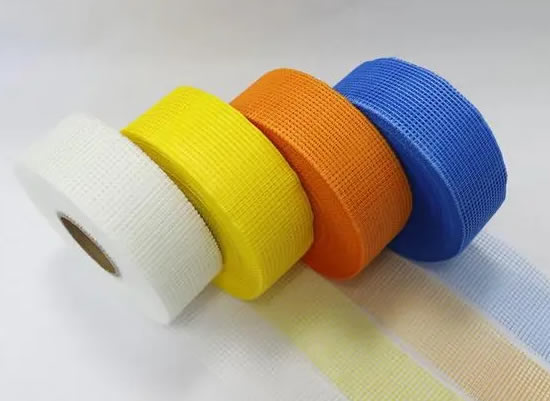 Nahtband für Trockenbauwände, das zur Überbrückung der Fugen zwischen neu installierten Trockenbauplatten verwendet wird.