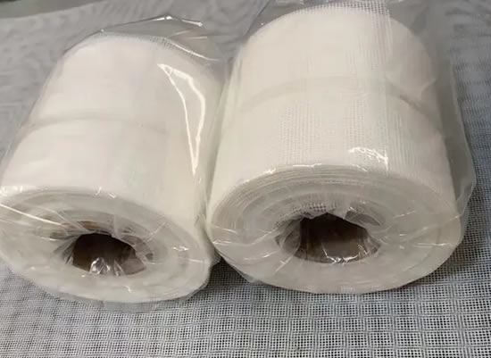 Dieses langlebige und vielseitige Band ist ideal für die Verstärkung von Oberflächen bei Bau- und Reparaturarbeiten.