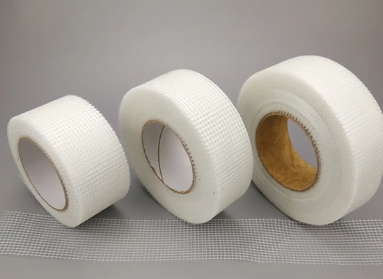 Fugenband für Wandplatten, das in der Regel in der Endphase der Wandplattenkonstruktion verwendet wird.